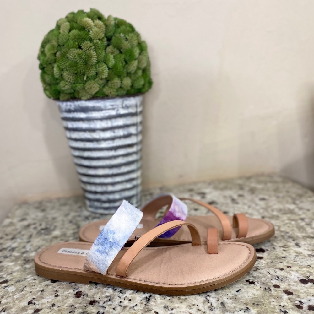 Chelsea & Violet Womens Tie Dye Toe Loop Flat Sandals Tan Purple Blue Size 8